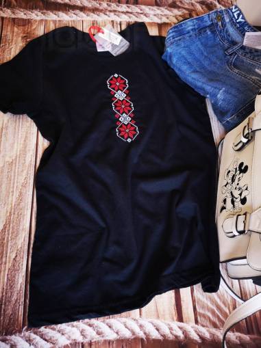 Дамска тениска с  бродиран народен мотив