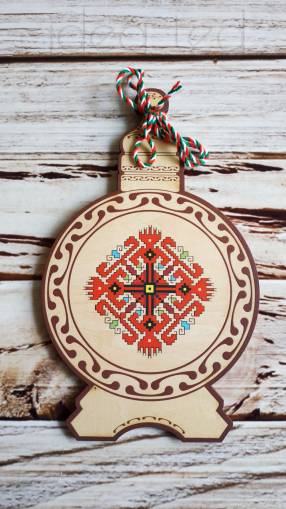 Мартеница с народен мотив